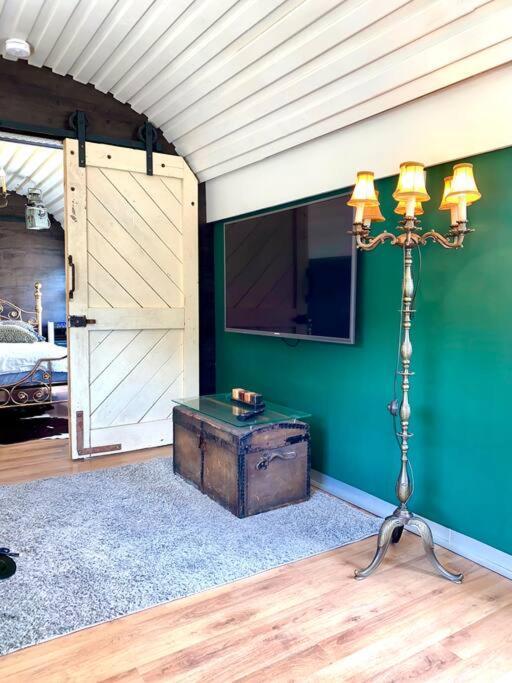 Gleis 1, Eisenbahn Waggon Mit Whirlpool Und Ofen Villa Dahlem  ภายนอก รูปภาพ